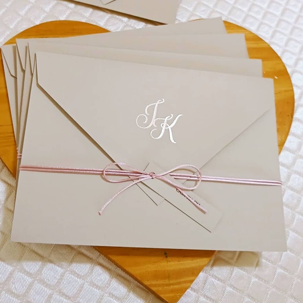 Convite Carta color plus com detalhe hostamping rose gold - Um Convite de Casamento