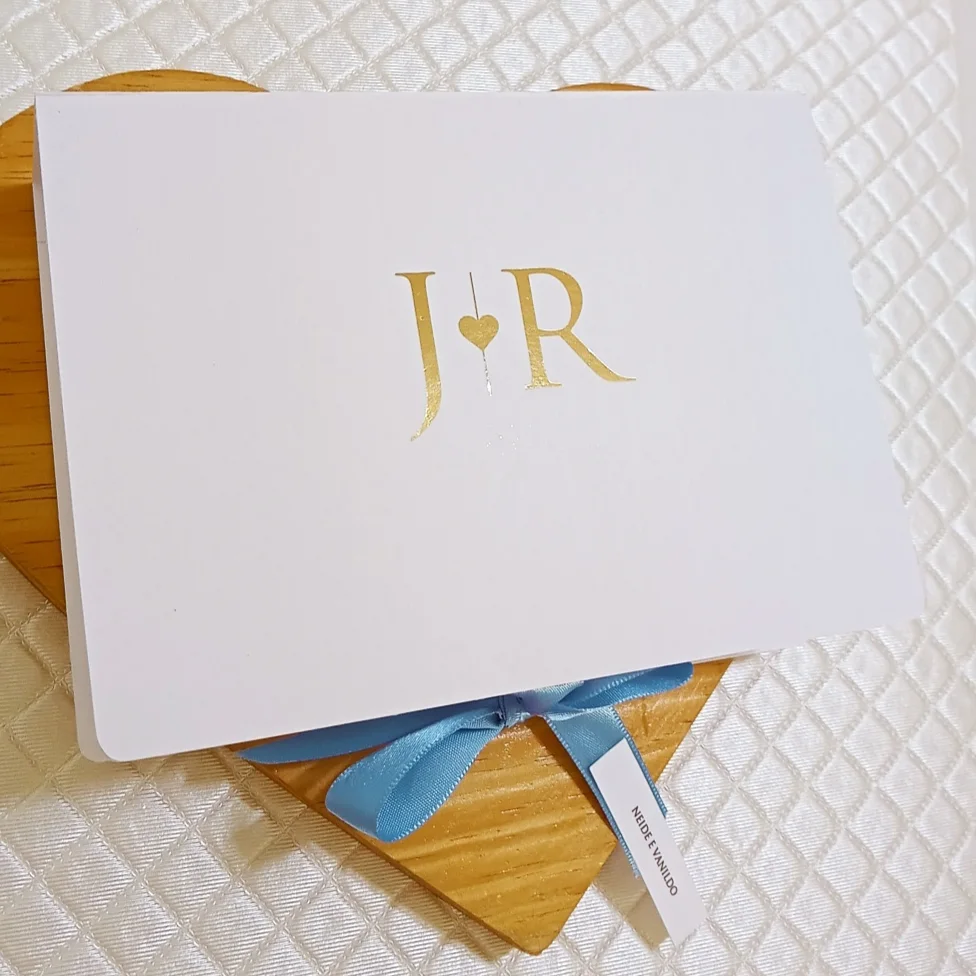 Caixa de padrinhos azul serenity com detalhe hostamping dourado - Um Convite de Casamento