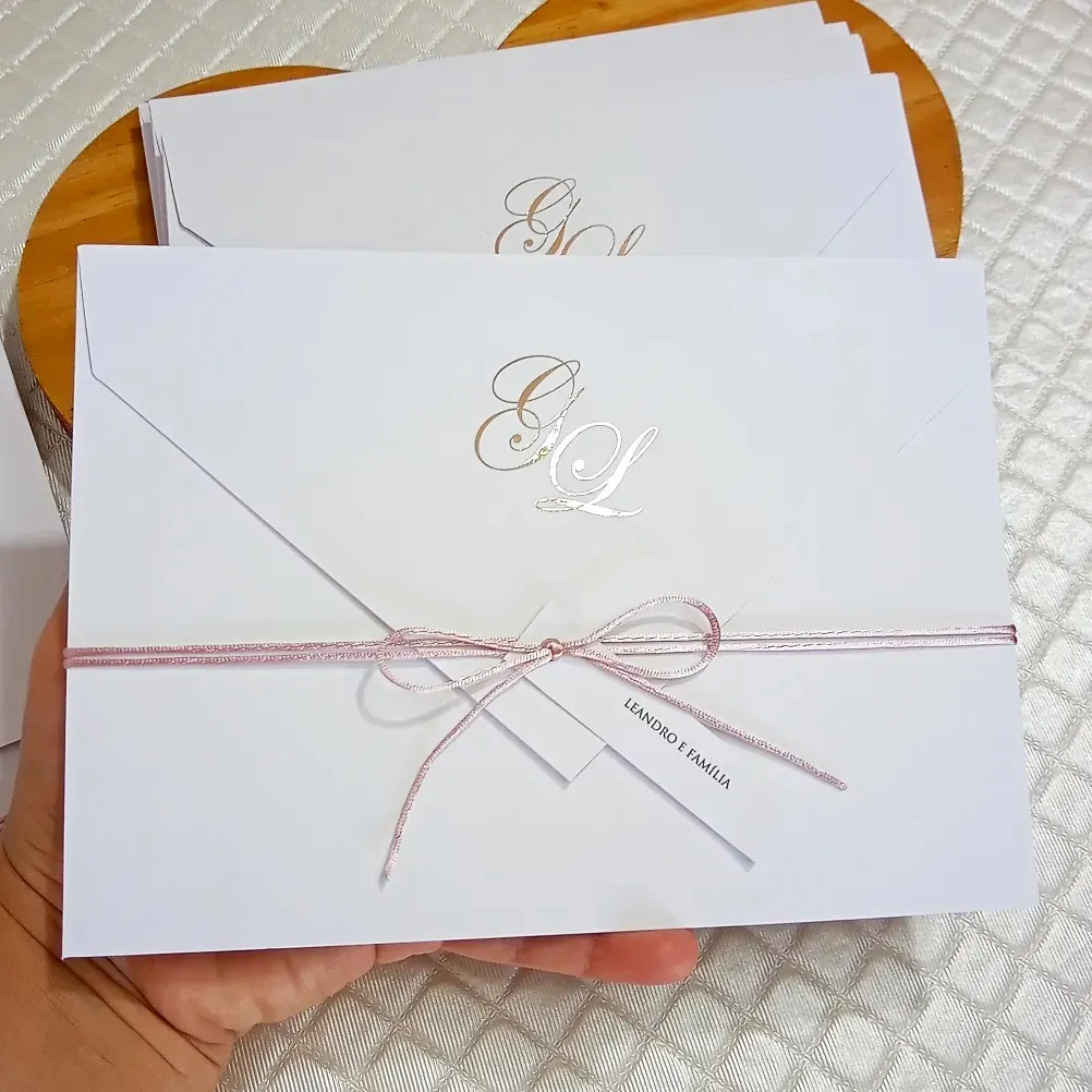 Convite carta com detalhe hostamping rosé gold - Um Convite de Casamento