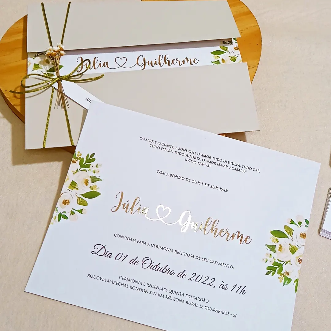 Convite duas dobras verde oliva com detalhe hostamping dourado. - Um Convite de Casamento