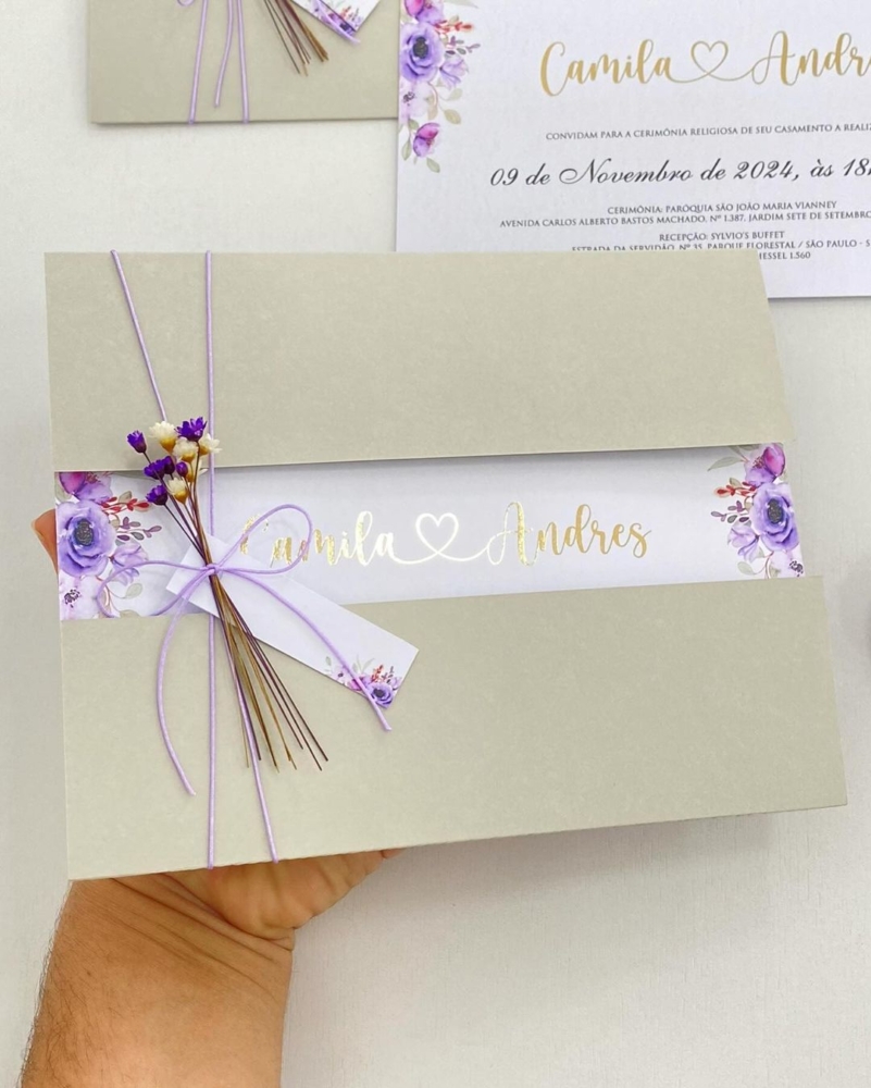 Convite duas dobras lavanda com detalhe hostamping dourado - Um Convite de Casamento